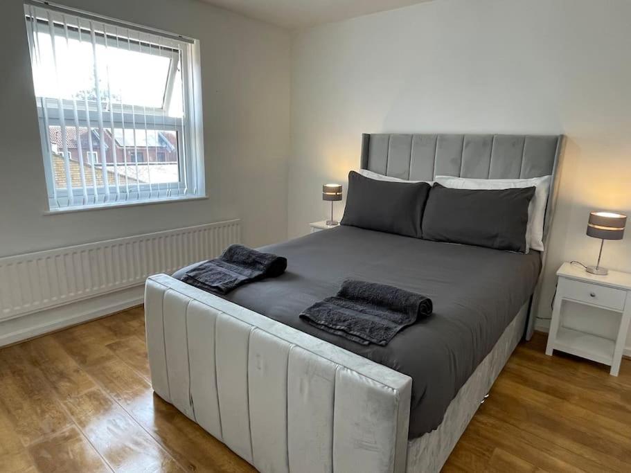 New! 4 Bedroom London House With Garden And Lawn Екстер'єр фото
