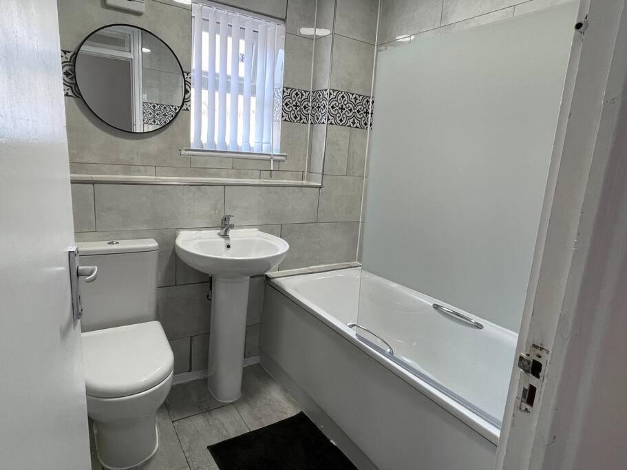 New! 4 Bedroom London House With Garden And Lawn Екстер'єр фото