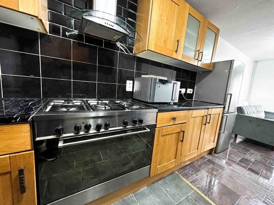 New! 4 Bedroom London House With Garden And Lawn Екстер'єр фото